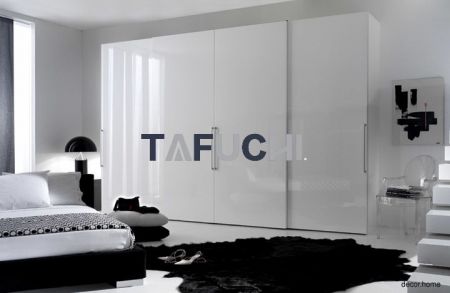 Tủ quần áo sử dụng tấm acrylic bóng cao với hiệu ứng gương phản chiếu ánh sáng, tạo cảm giác đơn giản và thời trang.
